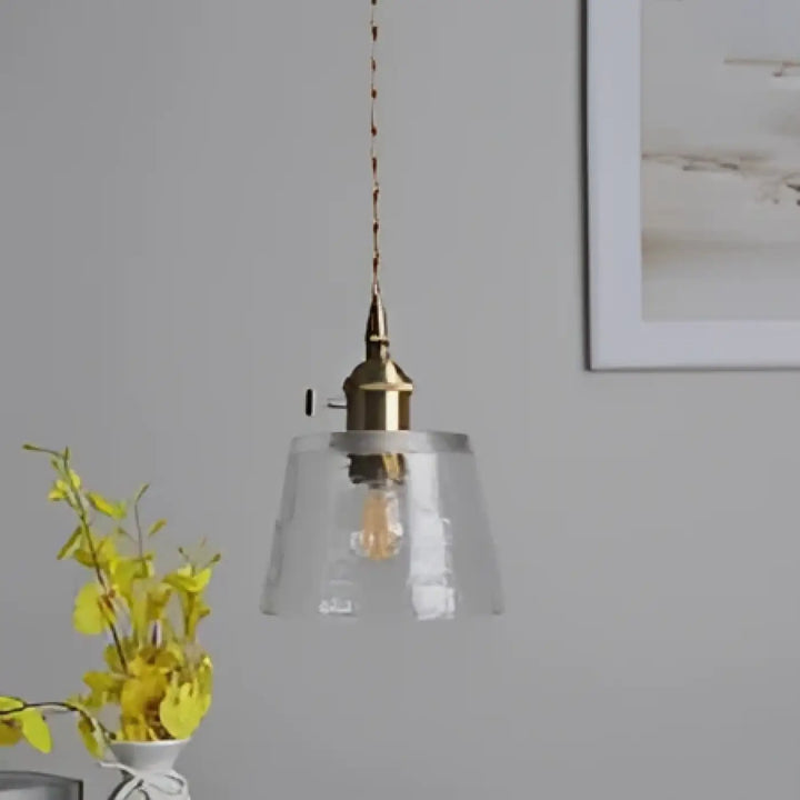 Suspension luminaire nais avec verre texturé clair et finition métal laiton design rétro et suspension vintage