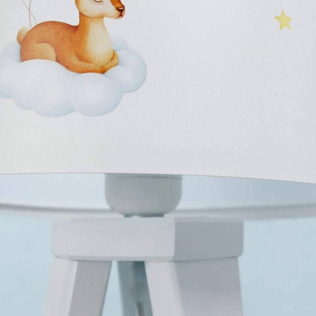 Lampe de table sweet dreams blanc avec illustration douce de cerf marron clair reposant sur un nuage blanc