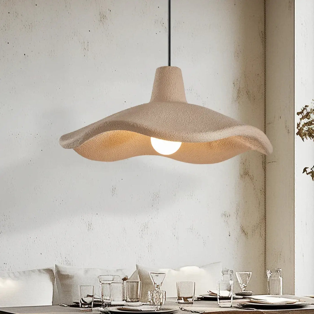 Suspension luminaire beige en forme de pétale design naturel
