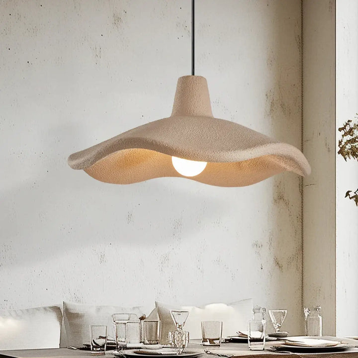 Suspension luminaire beige en forme de pétale design naturel