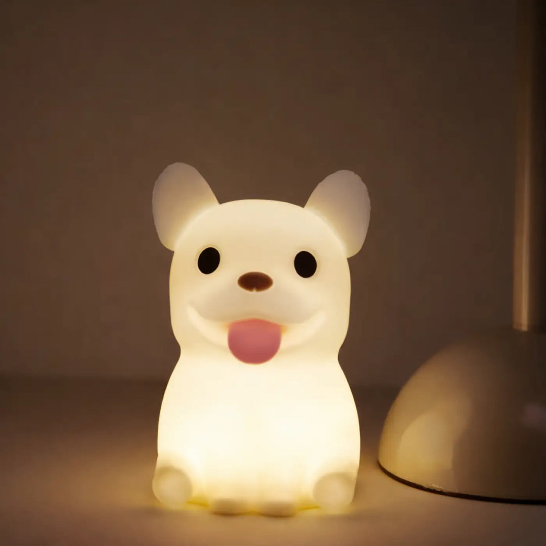 Veilleuse snoozy en forme de chien cartoon avec lumière douce led blanche, nez marron, yeux noirs et langue rose, veilleuse animalière craquante