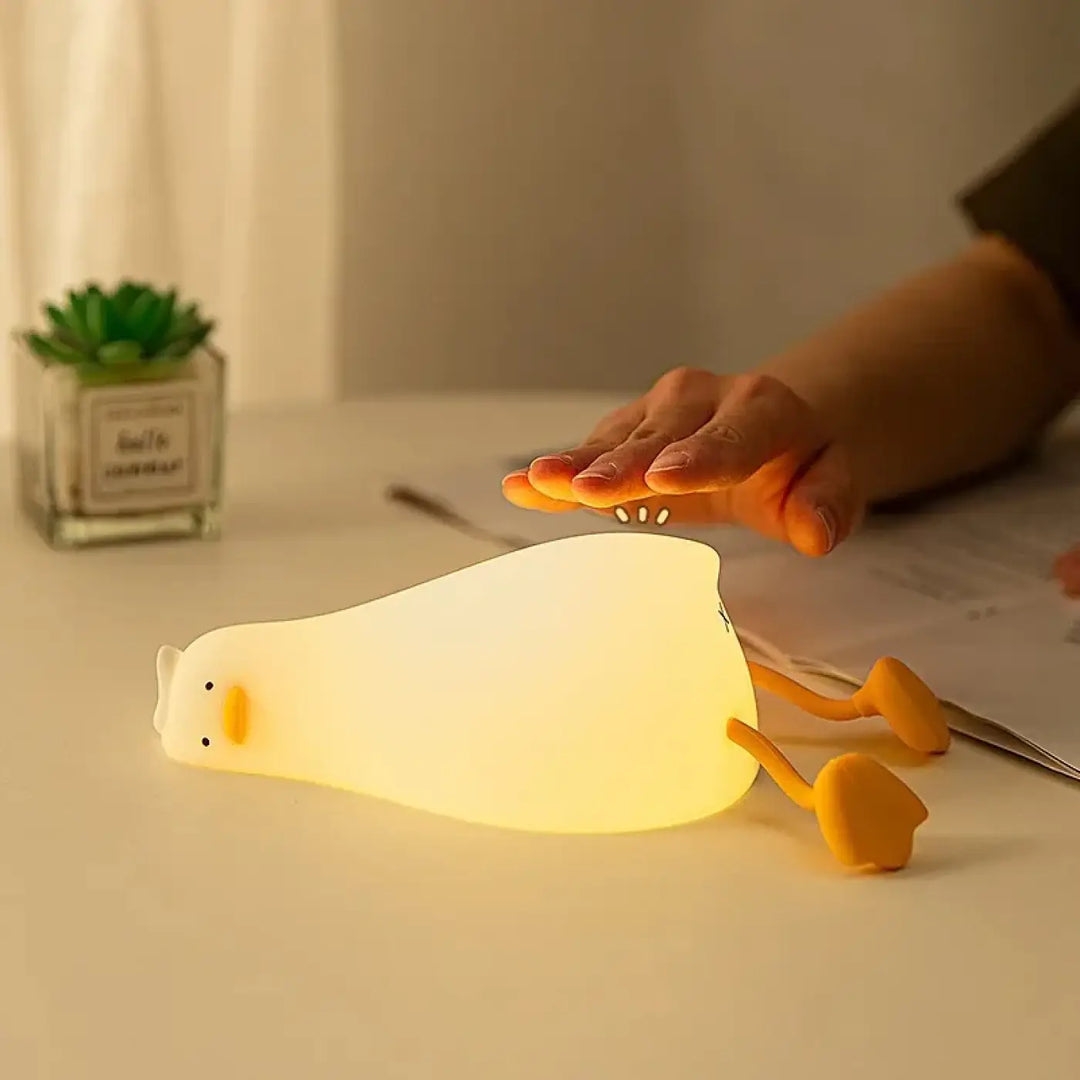 Veilleuse canard douce jaune en plastique avec bec et pieds orange idéale pour une ambiance cocooning craquante