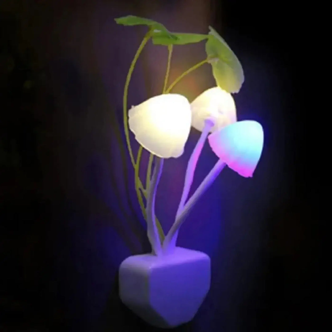 Veilleuse champignon led vouni avec trois champignons lumineux blanc et bleu violet sur base géométrique