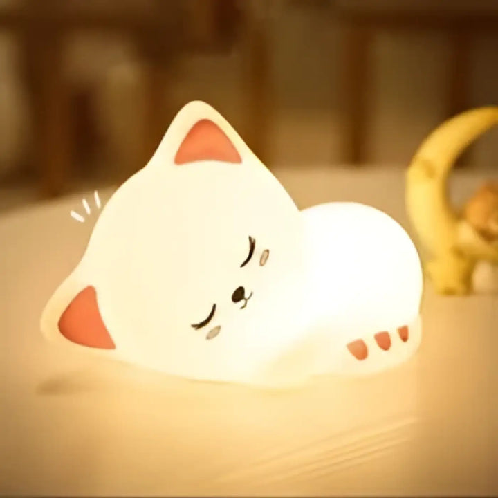 Veilleuse chat adorable minouka en peluche blanche douce avec oreilles orange et petits coeurs rouges sur les pattes