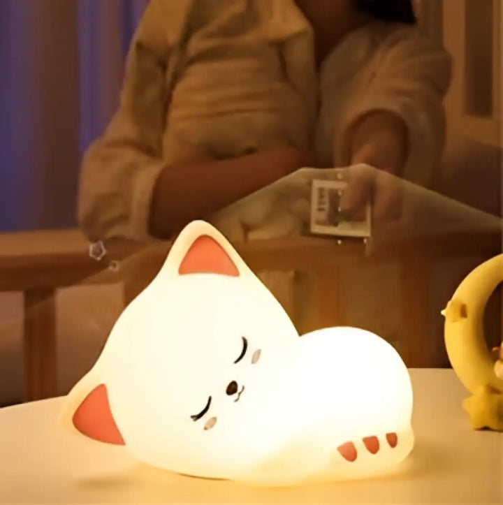 Veilleuse chat adorable minouka en forme de chat blanc doux et lumineux avec oreilles roses et expression endormie