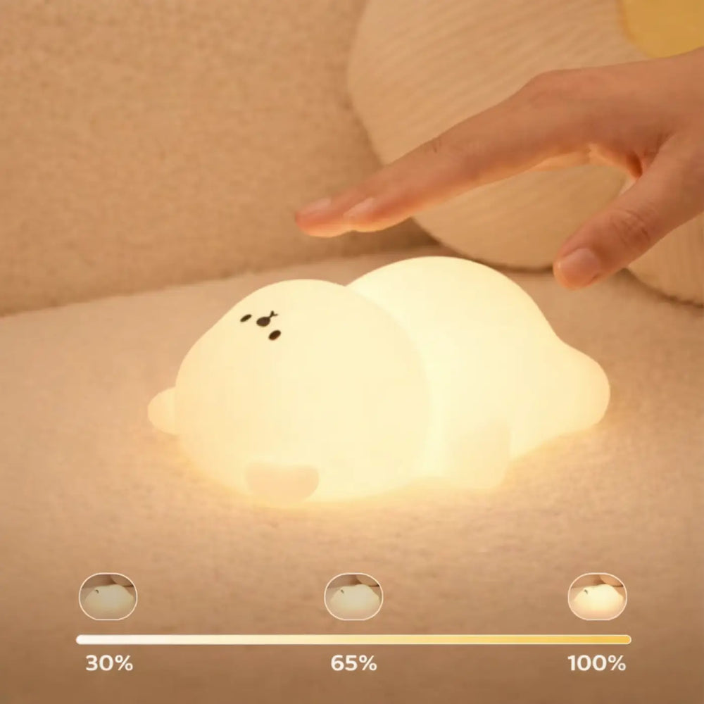 Veilleuse bearry en peluche blanche douce avec lumière douce et détails noirs minimalistes pour instants précieux cocooning
