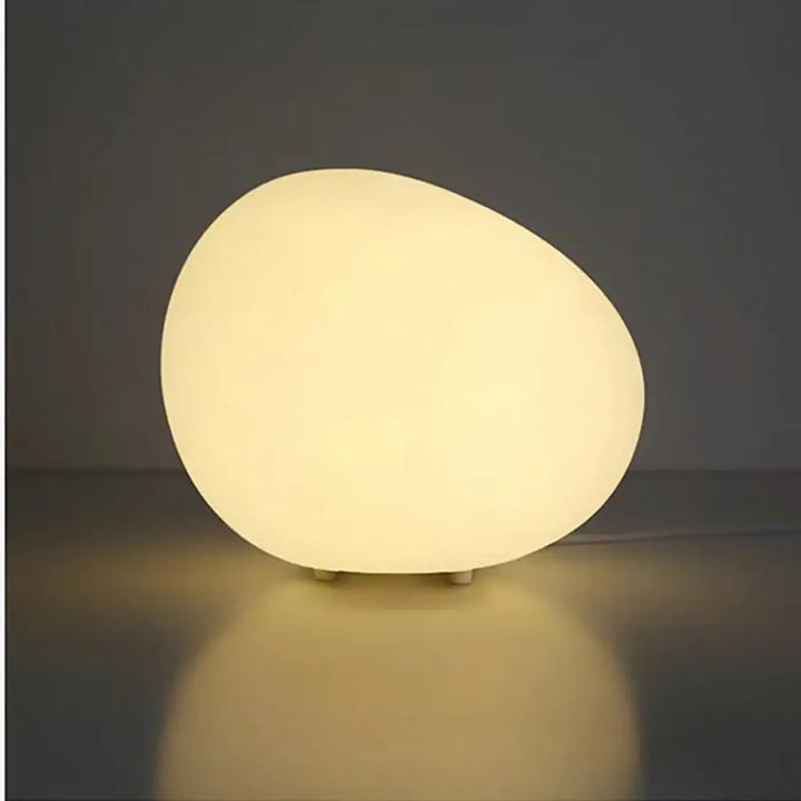 Veilleuse contemporaine inspirée d’un galet en forme d’œuf blanc doux avec finition mate pour ambiance apaisante