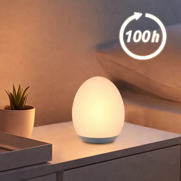 Veilleuse nomade en design minimaliste avec lumière douce et base bleue pour une ambiance cosy et chaleureuse
