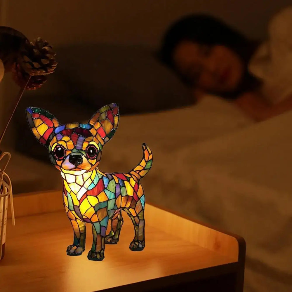Veiluse design chien chihuahua en vitrail coloré avec mosaïque jaune, bleu, rouge et vert pour décoration intérieure
