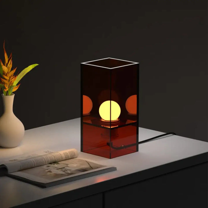 Lampe de chevet persi en acrylique ambre avec design géométrique cube et découpe circulaire pour décoration intérieure en verre teinté