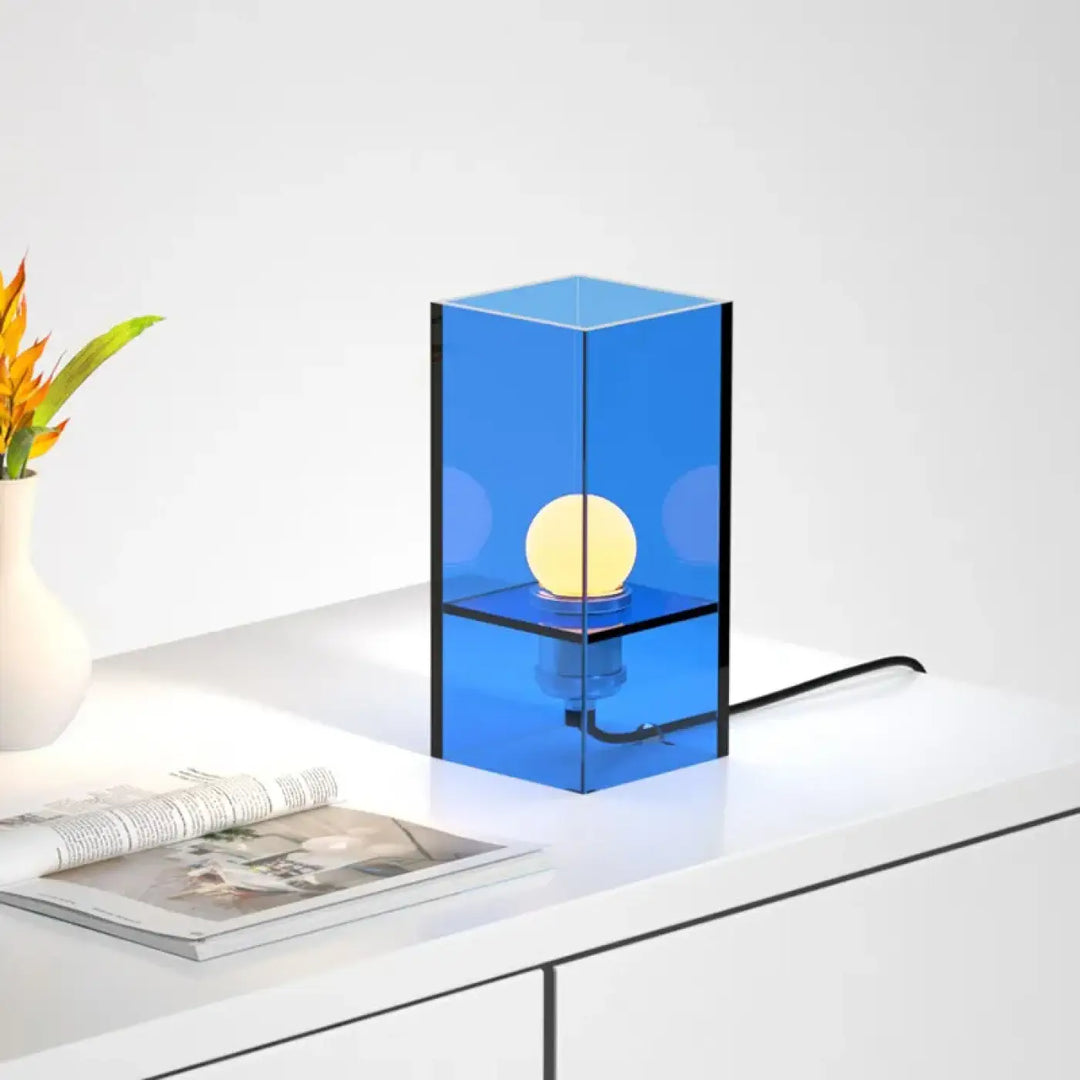 Lampe de chevet persi en acrylique bleu translucide avec une ampoule jaune chaude idéale pour la décoration intérieure et univers déco