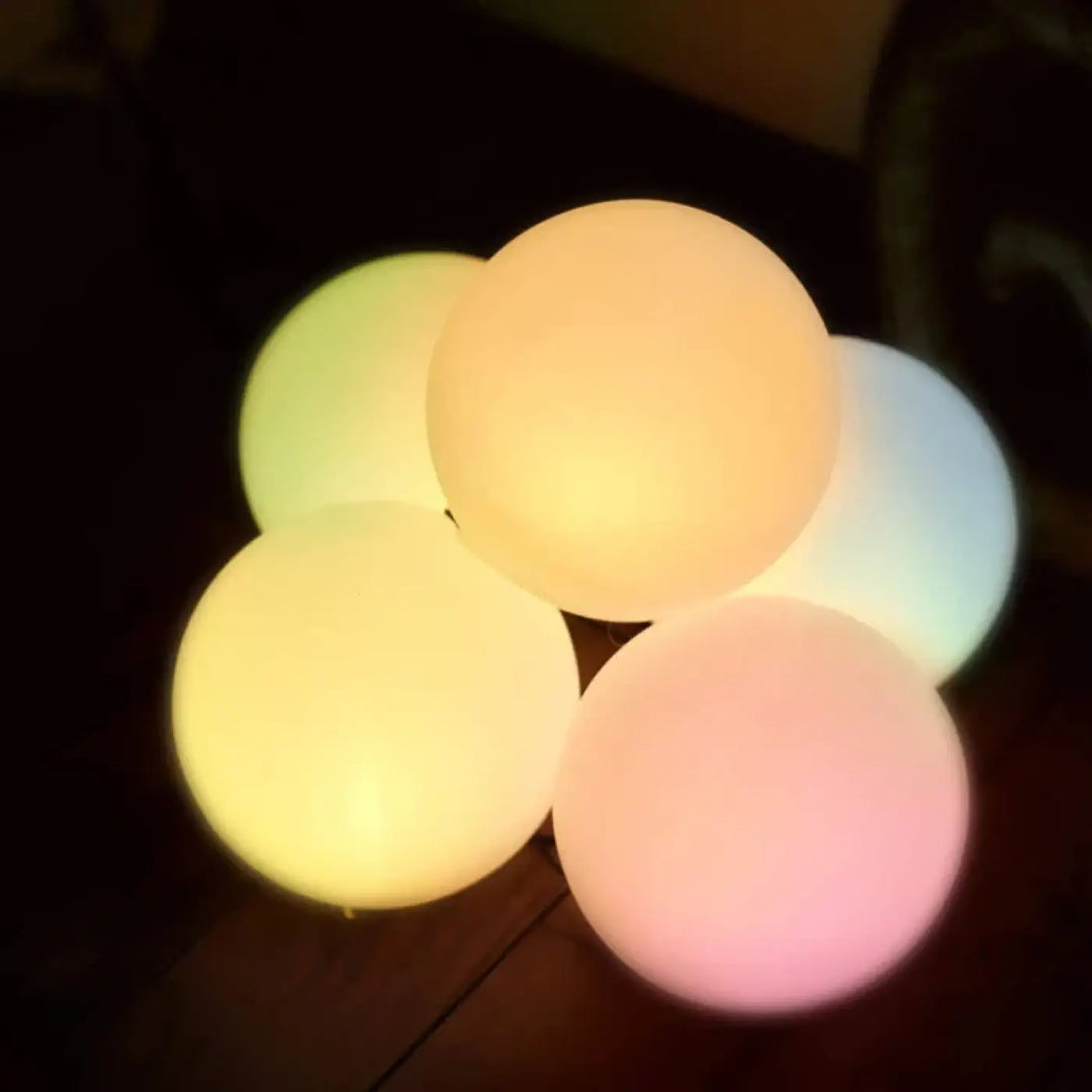 Veilleuse design elya avec présence lumineuse sphérique en led pastel jaune pêche et rose doux