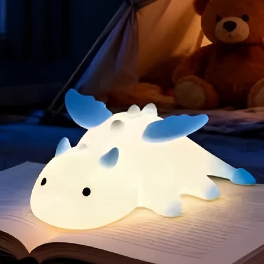 Veilleuse tiamat en forme de dragon à lumière douce blanche en peluche avec accents bleus sur les nageoires et la tête