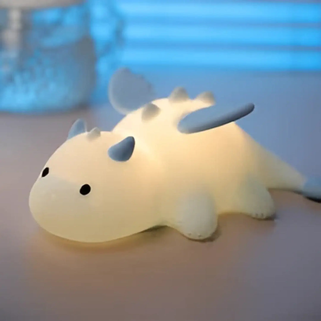 Veilleuse tiamat en forme d axolotl blanc lumineux avec lumière douce et fines nageoires bleues comme veilleuse dragon