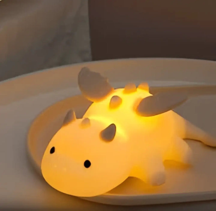 Veilleuse dragon tiamat jaune douce lumière avec petites pointes grises et ailes pour éclairage nocturne calme