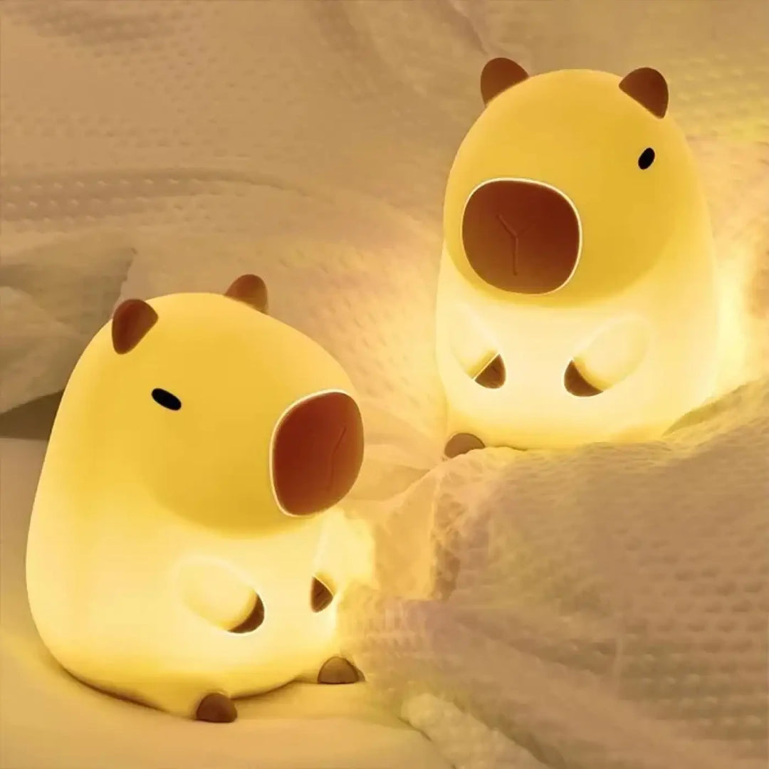 Deux veilleuses enfant led en forme de capybara jaunes avec oreilles et museaux marron éclairant chaleureusement