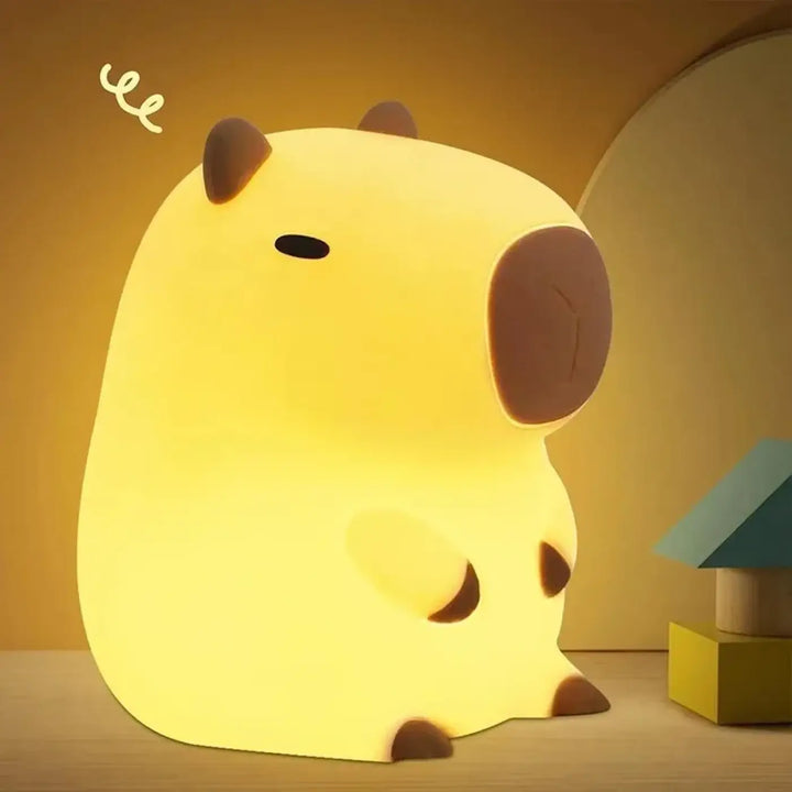 Veilleuse enfant led jaune douce en forme de capybara avec oreilles et nez marron veilleuse coumi