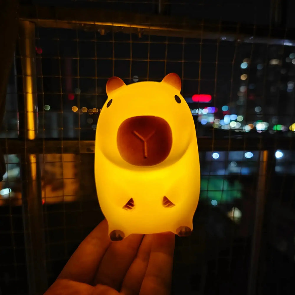Veilleuse enfant led en forme de capybara jaune lumineux avec éclairage doux et forme arrondie veilluse | COUMI