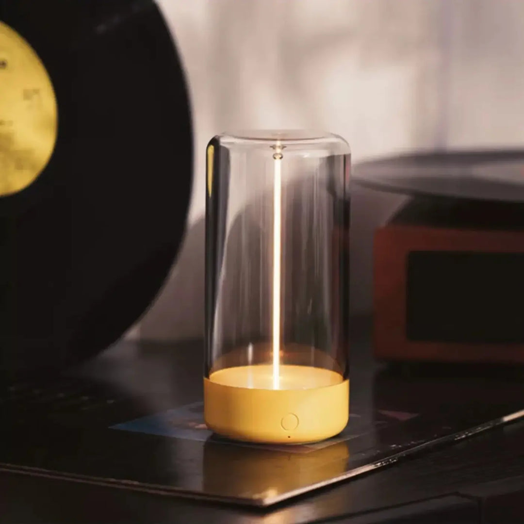Veilleuse épurée wiriah en verre cylindrique avec base jaune et lumière douce pour chambre à coucher