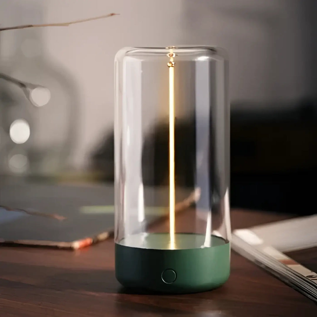 Veilleuse épurée wiriah en verre cylindrique avec base verte et lumière douce dorée pour chambre à coucher