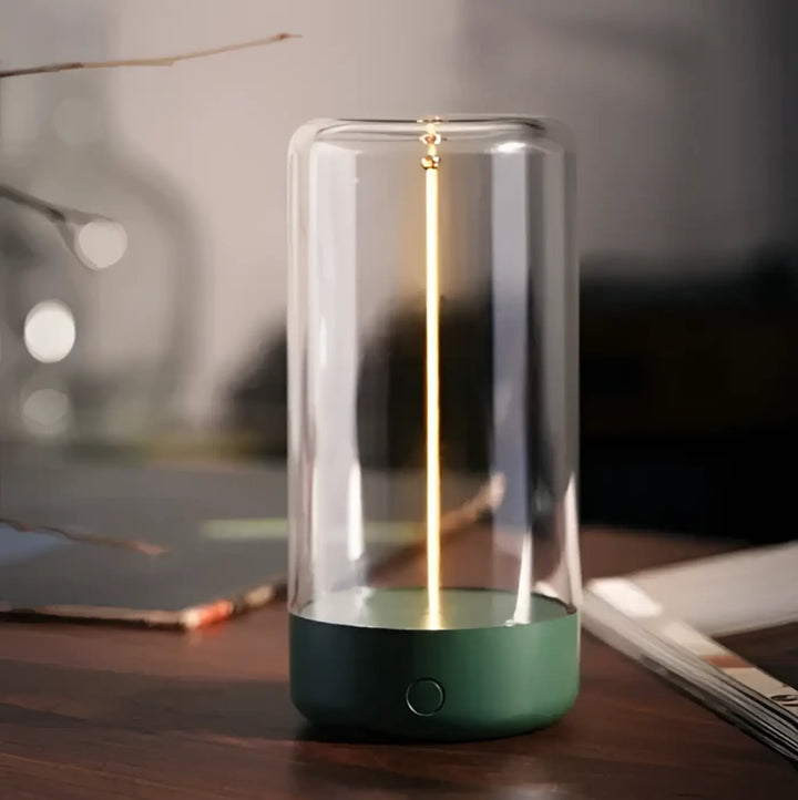 Veilleuse épurée wiriah en verre cylindrique avec base verte et lumière douce dorée pour chambre à coucher