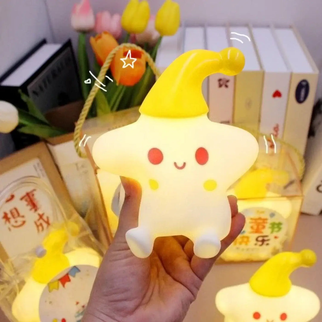 Veilleuse étoile jaune en forme d étoile souriante avec lumière douce et chapeau jaune c est offrir douceur aux enfants
