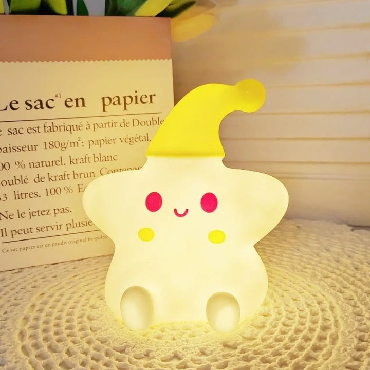 Veilleuse étoile starsy en forme d’étoile jaune douce avec visage souriant et chapeau pointu pour lumière douce et c’est offrir