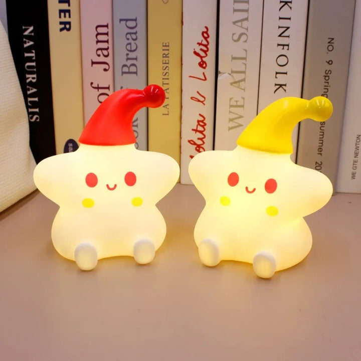 Veilleuse étoile starsy avec lumière douce, deux modèles en forme detoile, un au chapeau de noël rouge, l’autre au chapeau de sorcier jaune