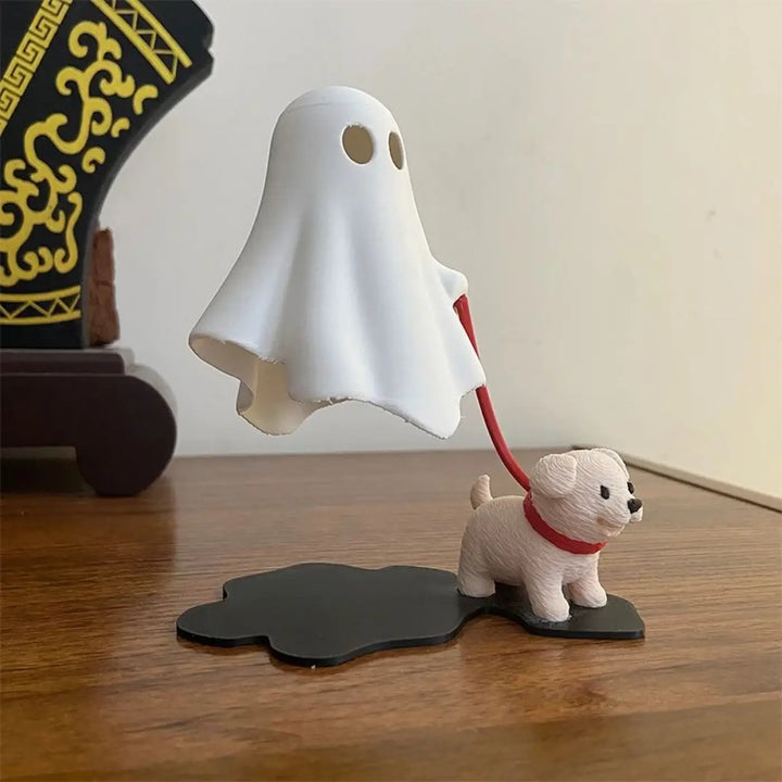 Veilleuse boofi figurine fantôme blanche avec deux trous pour les yeux tenant une laisse rouge attachée à un chien blanc