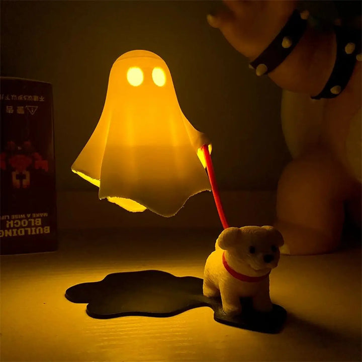 Veilleuse boofi en forme de fantôme jaune lumineux avec yeux éclairés tenant une laisse rouge attachée à un chien beige