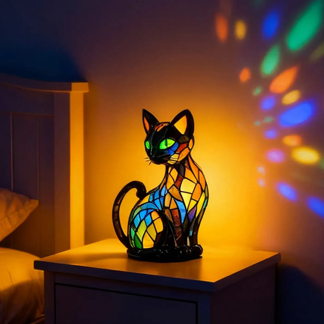 Veilleuse féline lampe chat en vitrail coloré avec yeux verts lumineux et mosaïque bleue jaune orange et rouge