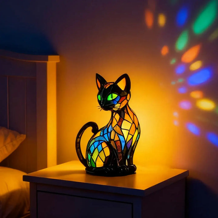 Veilleuse féline lampe chat en vitrail coloré avec yeux verts lumineux et mosaïque bleue jaune orange et rouge
