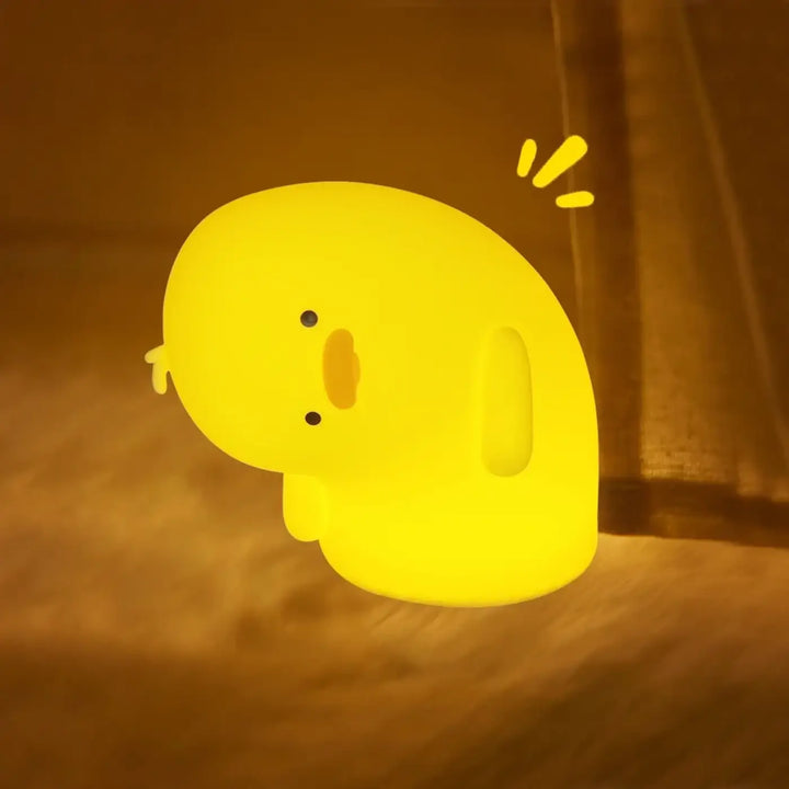 Veilleuse daffy en forme de canard jaune lumineux avec lumière douce apporte une ambiance apaisante à chambre d’enfant