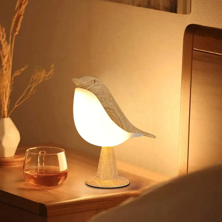 Veilleuse birdy en forme d oiseau chaleureux avec corps et base à texture bois dans un style scandinave invite à ralentir décoration intérieure