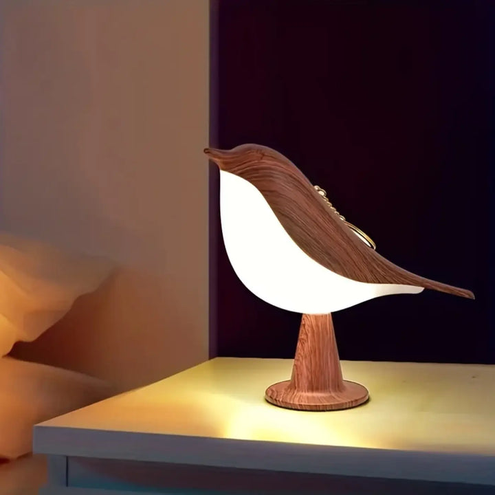 Veilleuse birdy en bois forme oiseau avec lumière blanche chaude finition grain naturel style scandinave décoration intérieure invite à ralentir