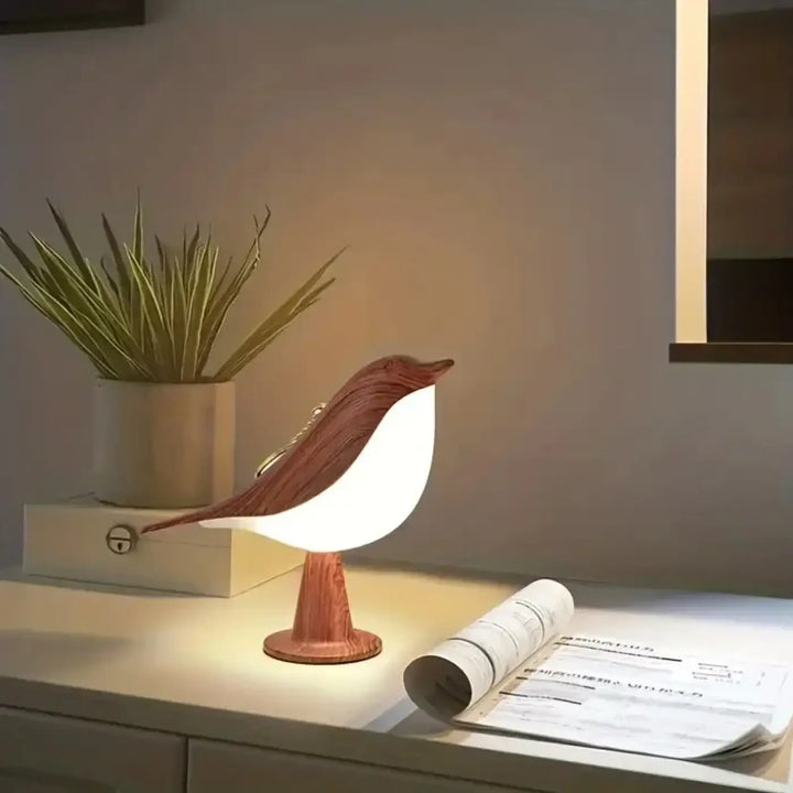 Veilleuse birdy en bois en forme d oiseau avec corps lumineux blanc chaud et ailes marron idéale pour style scandinave décoration intérieure invite à ralentir