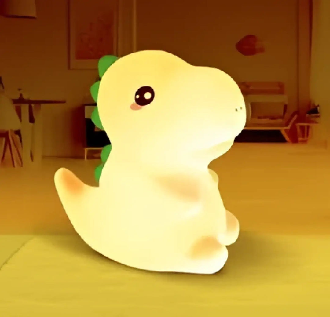 Veilleuse dino en forme de dinosaure jaune pâle avec lumière douce et pics verts qui facilite l’endormissement des enfants