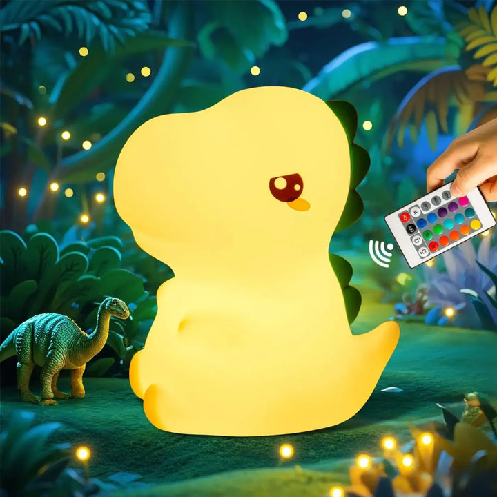 Veilleuse dino en silicone jaune avec yeux rouges et orange offrant une lumière douce que les enfants aiment pour faciliter l’endormissement