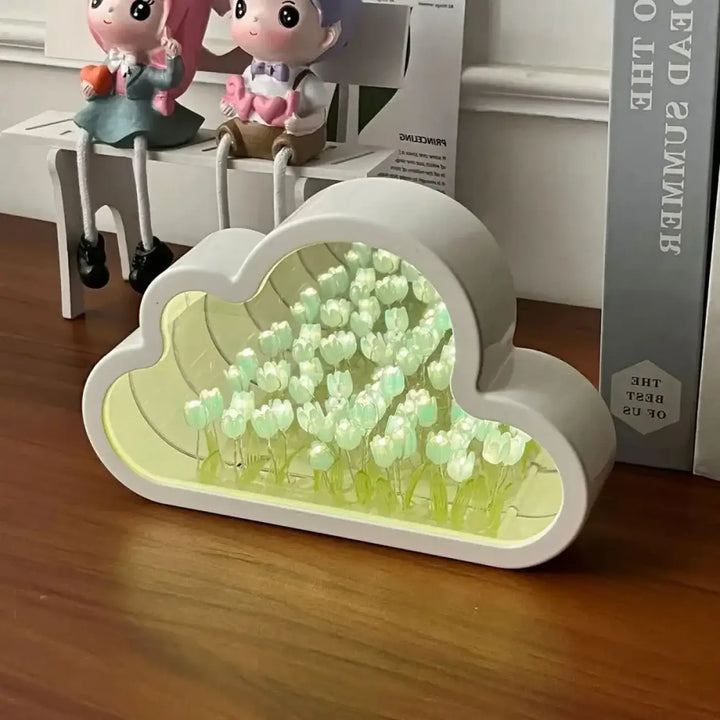Veilleuse nuage led blanc avec intérieur lumineux et mini tulipes vertes pour décoration intérieure design moderne