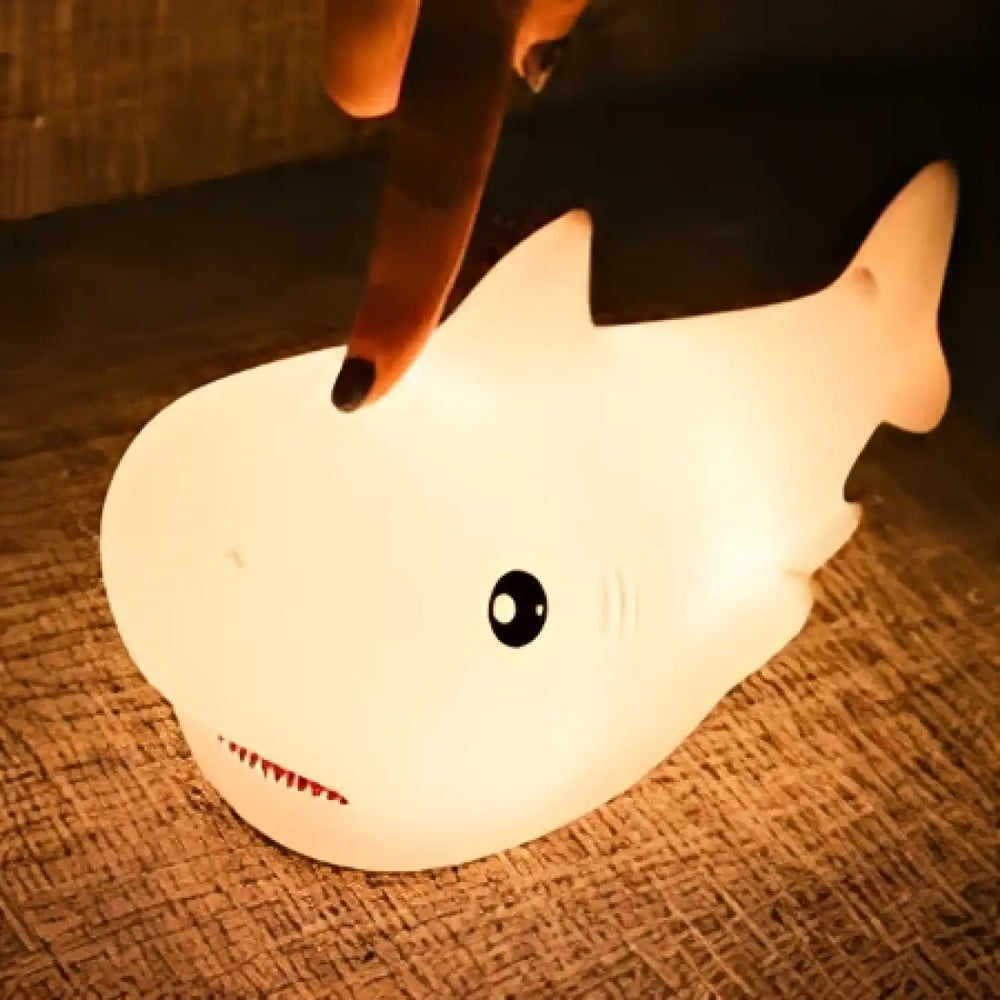 Veilleuse sharky en forme de requin blanc doux en peluche avec lumière douce et objet décoratif qui sert également de veilleuse