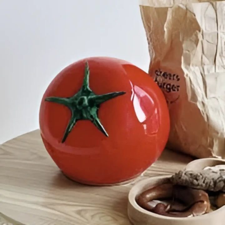 Veilleuse tomate en céramique rouge avec motif vert apportant une création lumineuse et une ambiance douce