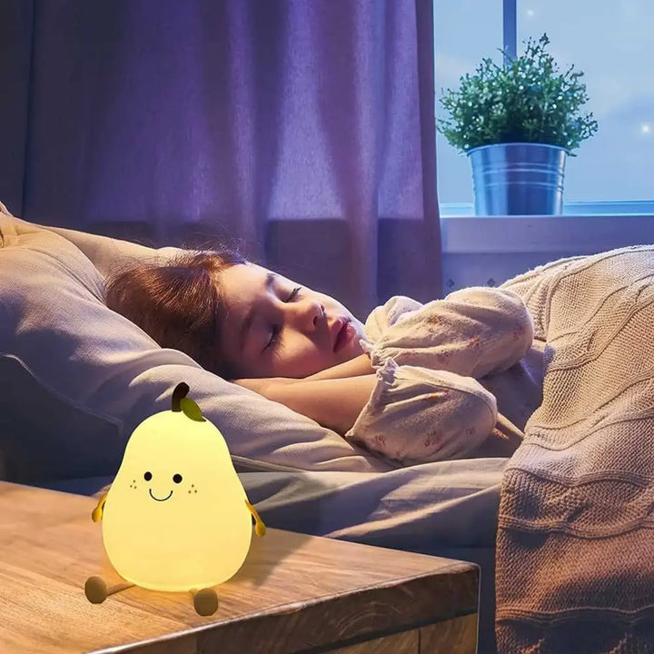 Veilleuse fruit poire jaune en forme de poire avec visage souriant et petites jambes pour chambre d’enfant