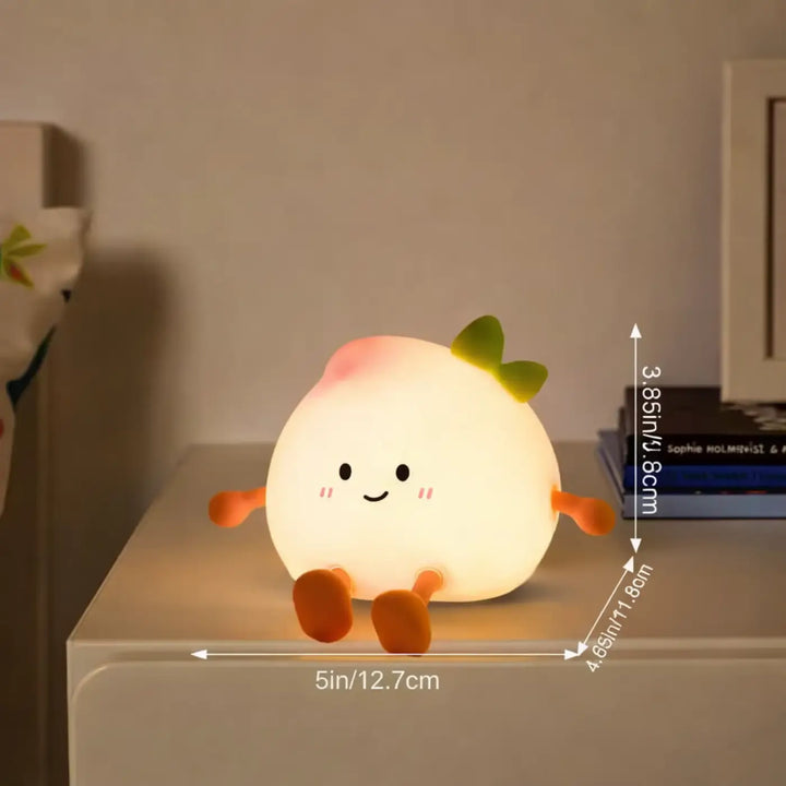 Veilleuse pêche fruitée en forme de pêche avec lumière led douce, visage souriant et membres orange