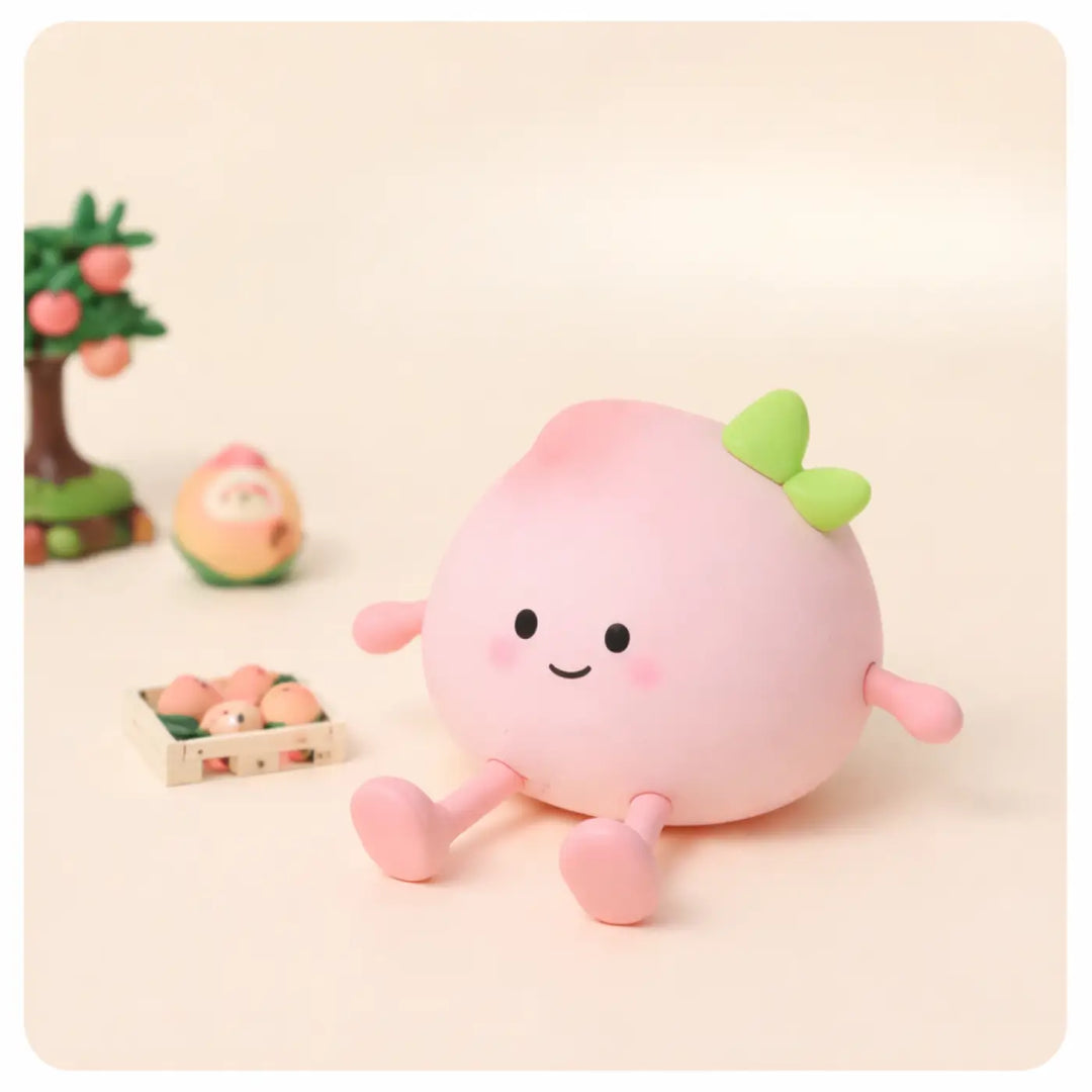 Veilleuse pêche fruitée en peluche rose en forme de pêche avec un nœud vert et petits bras et jambes