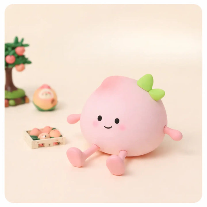 Veilleuse pêche fruitée en peluche rose en forme de pêche avec un nœud vert et petits bras et jambes