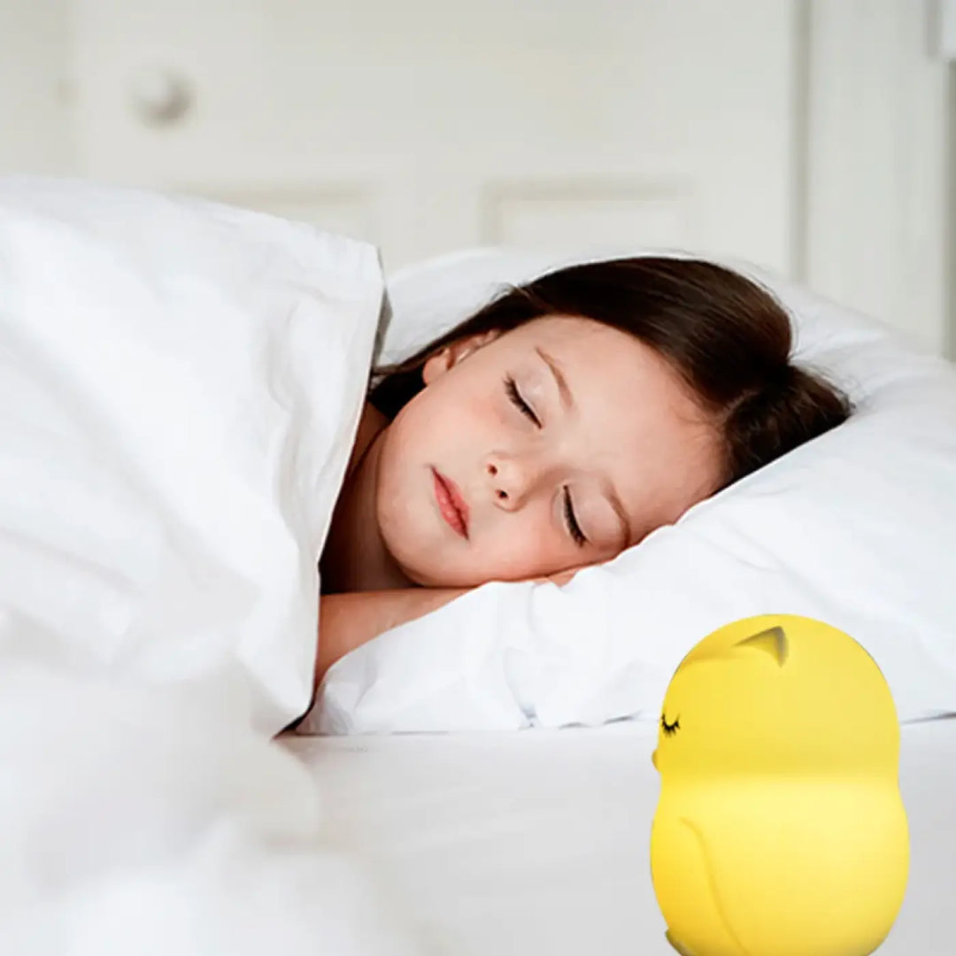 Veilleuse hibou design minimaliste en forme de canard jaune avec yeux fermés et petit bec en caoutchouc
