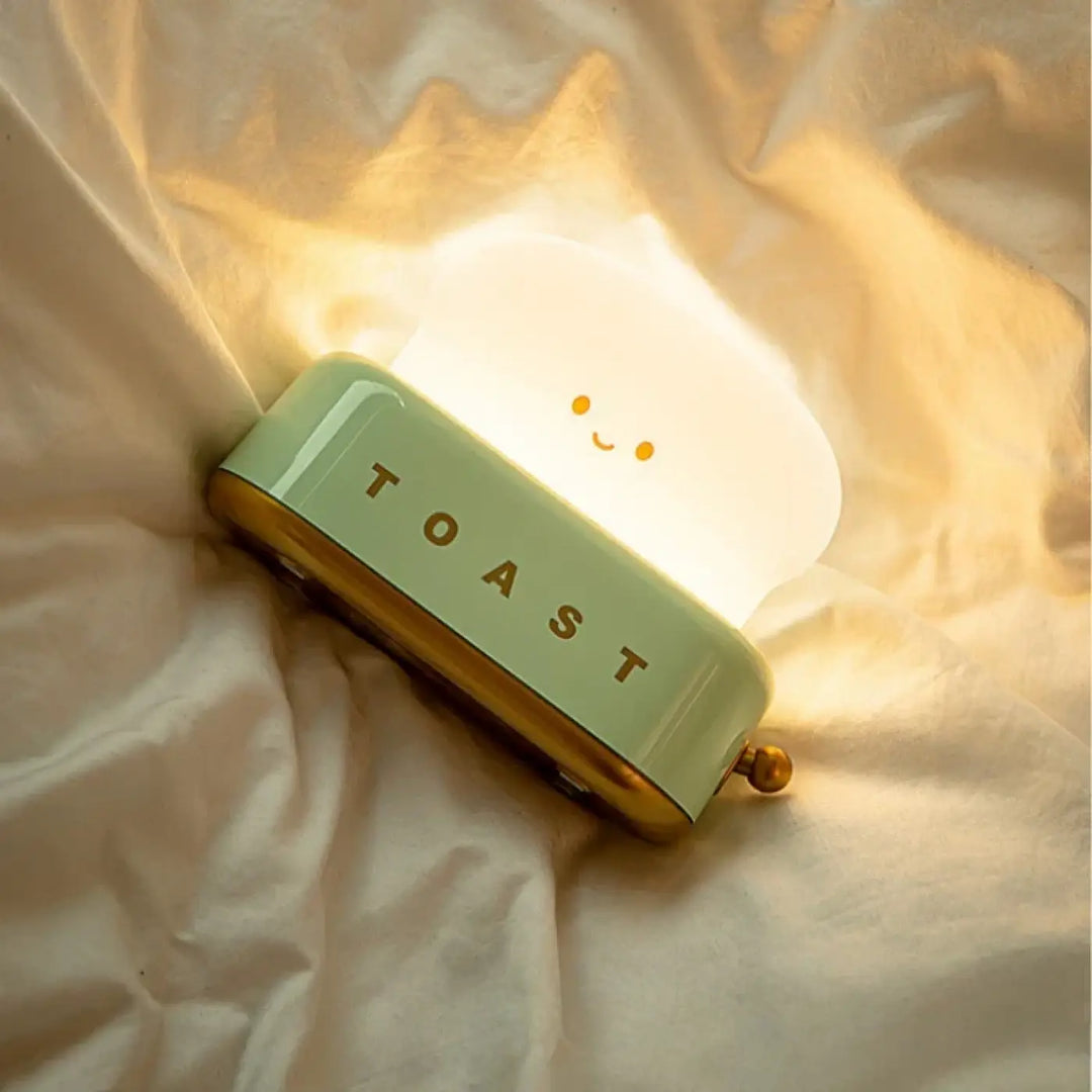 Veilleuse kawaii toast en forme de grille-pain vert menthe doux avec lumière douce et visage souriant doré