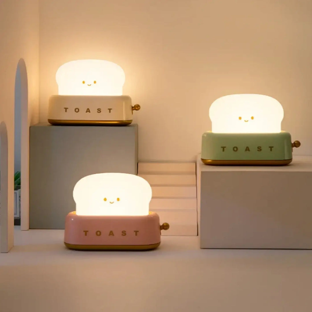 Veilleuse kawaii toast en forme de tranche de pain pastel avec sourire et lumière douce intégrée pour ambiance apaisante