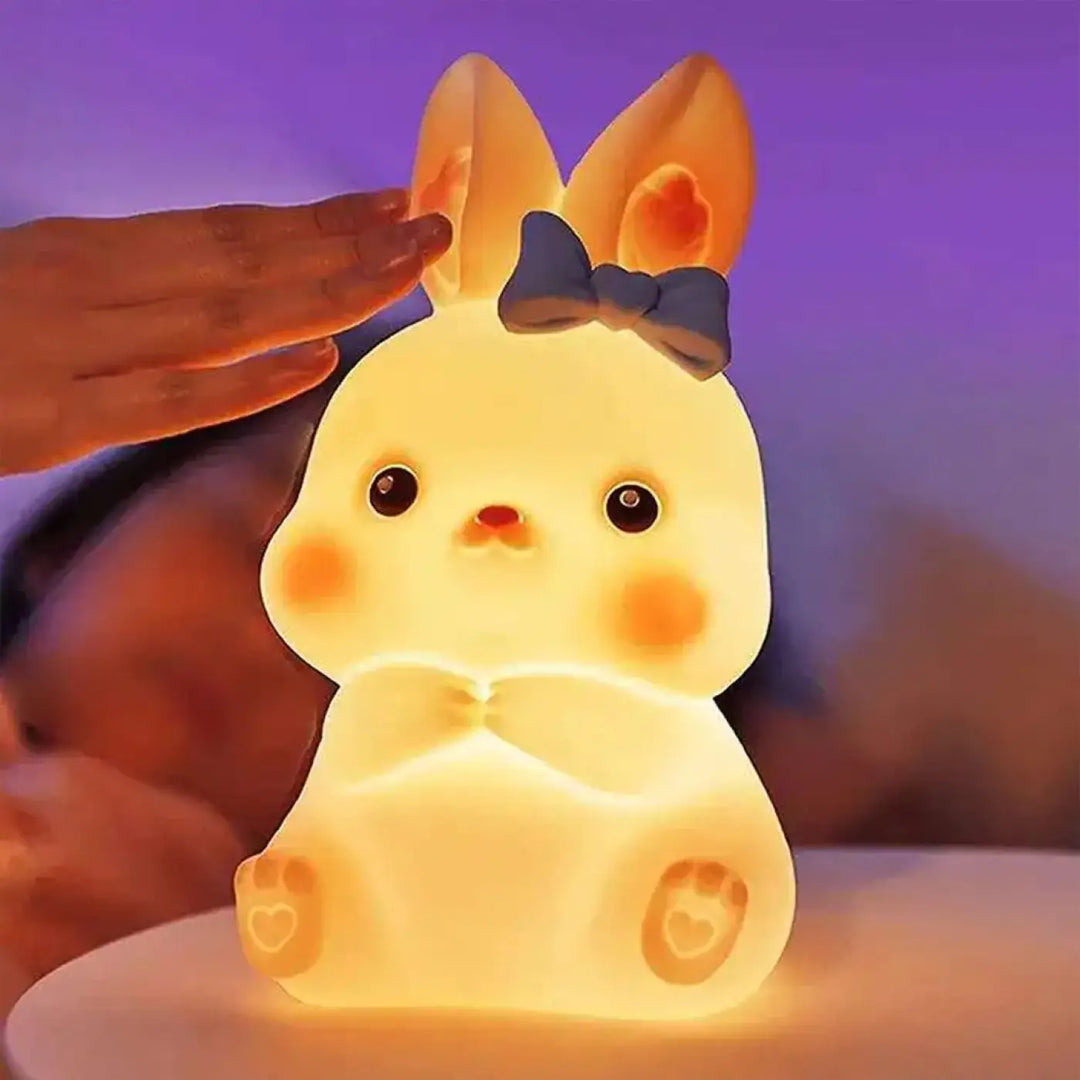 Veilleuse lapin girly ostara en forme de lapin jaune doux avec noeud bleu et coeurs sur les pattes