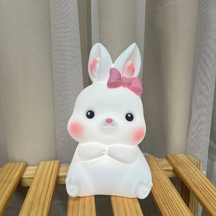 Veilleuse lapin girly ostara blanche en peluche avec oreilles roses et nœud assorti pour chambre enfant